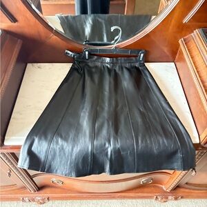 Black Leather skirt
Waist 28 inches length 24 inches
Exquisite leather